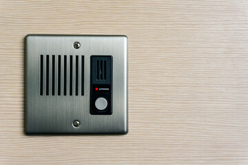 Machine talking help with nurse in hospital