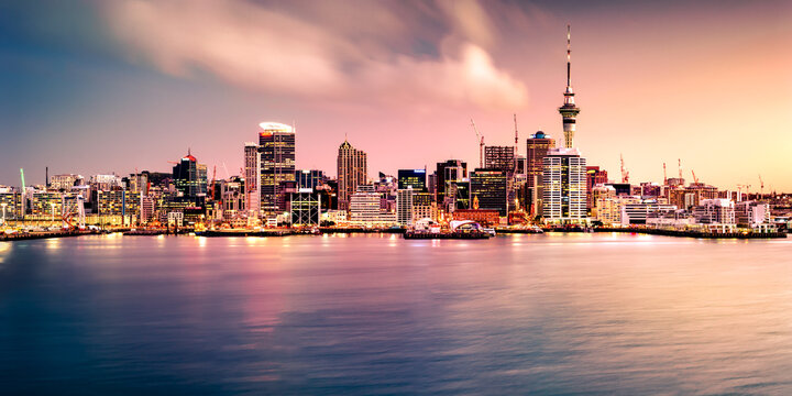 Fototapeta Panoramic view of Auckland city skyline and harbour at sunset as seen from the North Shore. Auckland, known as the "City of Sails" is ethnically diverse and is the most populous city in NZ.    