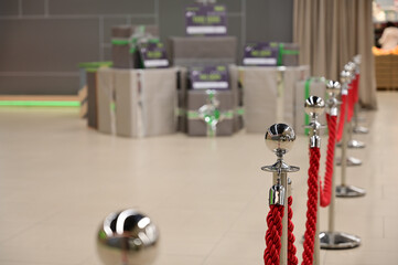 Obraz premium Shiny racks in a row at an exhibition with no people inside the building