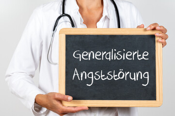 Arzt mit einer Tafel auf der Generalisierte Angststörung steht