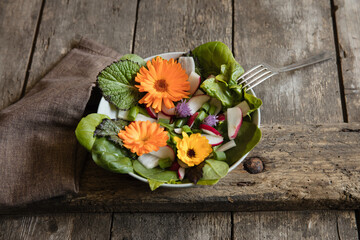 Grüner Salat mit essbaren Blüten - 357754636