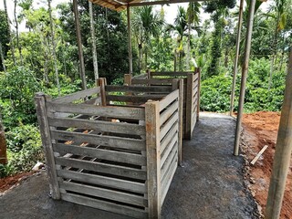Aerobic bin composting unit