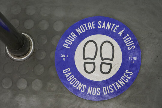 Sticker in Paris Metro during Covid-19 pandemic