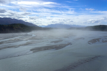 アラスカのドットレイク、ロバートソン川の水しぶき