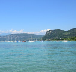 Fototapeta premium Bardolino am Gardasee in Italien - Küstenabschnitt mit Booten und türkisblauen Wasser