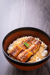 うな丼を食べる