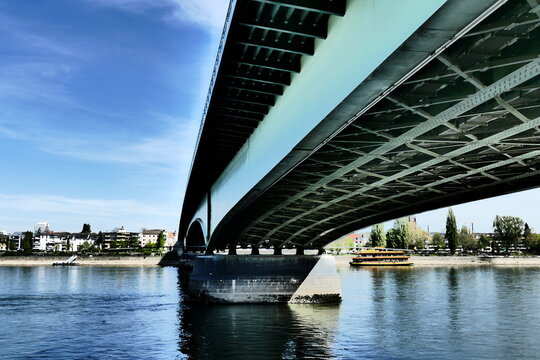 Blick von unten auf die Kennedybrücke - Impressiv in Bonn am Rhein