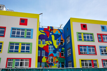 Fototapeta na wymiar The progress of construction of the kindergarten building. Modern decoration of building facades