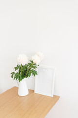 シンプルなフレームとピオニー