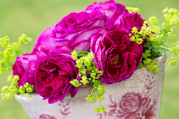 Rosenblüten in einer nostalgischen Vase