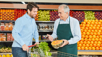 Kunde bekommt Beratung im Supermarkt
