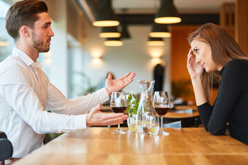 Junges Paar im Restaurant beim Diskutieren