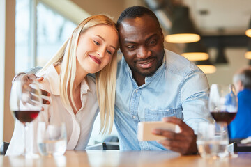 Verliebte junges Paar macht ein Selfie Foto