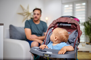 Obraz premium Single dad going nuts at home with a baby.