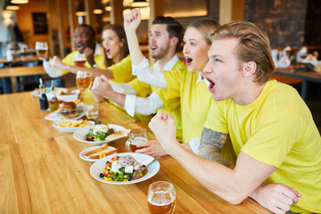 Fußballfans schauen Spiel einer Mannschaft im Pub