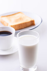 牛乳とバタートースト