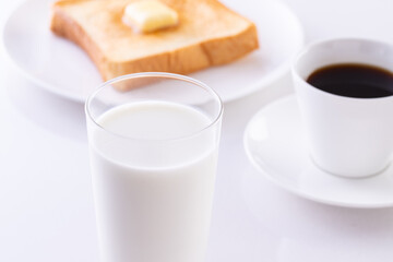 牛乳とバタートースト