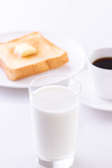 牛乳とバタートースト