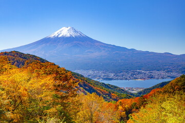 富士山と紅葉、山梨県南都留郡富士河口湖町御坂峠にて