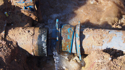 The pipe connection is installed on the leaking main pipe or burst pipe