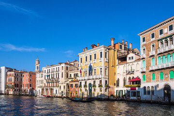 Fototapeta na wymiar Blick auf den Canal Grande mit Gondel in Venedig, Italien