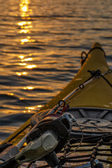 Mulinello con canna da spinning sul kayak al tramonto