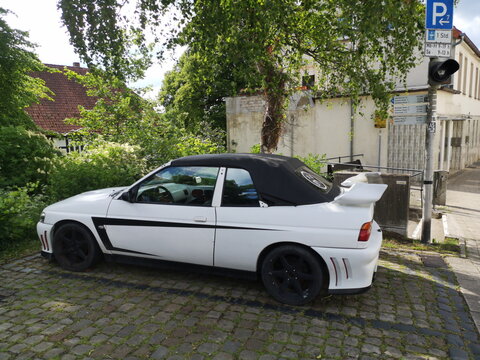 Ford Escort Cabriolet mit Heckspoiler und Stoffverdeck am 6. Juni 2020 in der Altstadt von Oerlinghausen am Hermannsweg bei Bielefeld im Teutoburger Wald in Ostwestfalen-Lippe