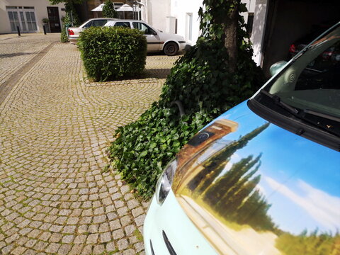 Mit italienischen Zypressen bemalter Fiat 500 auf altem Kopfsteinpflaster am 6. Juni 2020 in der Altstadt von Oerlinghausen am Hermannsweg bei Bielefeld im Teutoburger Wald in Ostwestfalen-Lippe