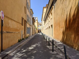 Fototapeta na wymiar Aix en Provence, les calissons, ses grandes portes en bois, ses scultures et cette ville médiéval reconnue par le mondial de l'unesco pour son art et ses fontaines d'eau anthiquité