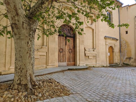 Aix en Provence, les calissons, ses grandes portes en bois, ses scultures et cette ville m&eacute;di&eacute;val reconnue par le mondial de l'unesco pour son art et ses fontaines d'eau anthiquit&eacute;