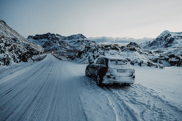 Norwegen Lofoten - Auto im Winter