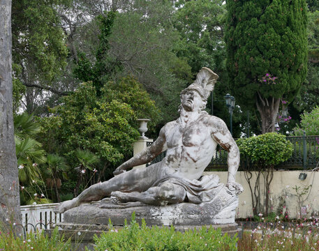 Estatua de Aquiles herido en el Achileion de Corf&uacute;