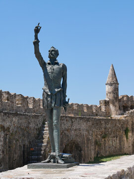 Estatua de Cervantes en el puerto de Lepanto, Grecia