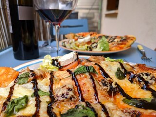 Gastronomie italienne pizza fabriqué fait maison par un chef cuisiner étoilé dans un restaurant quatre étoiles avec une très bonne sauce tomate renomée