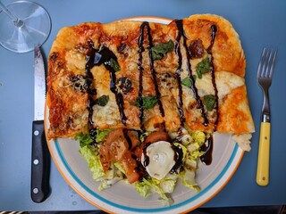 Gastronomie italienne pizza fabriqué fait maison par un chef cuisiner étoilé dans un restaurant quatre étoiles avec une très bonne sauce tomate renomée