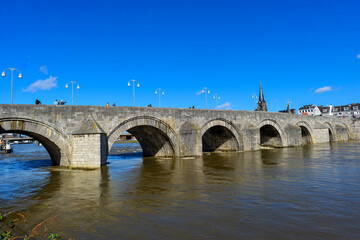 Fototapeta na wymiar Sint Servaasbrug (Brücke von St. Servatius) in Maastricht