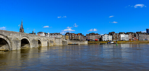 Obraz premium Sint Servaasbrug (Brücke von St. Servatius) in Maastricht