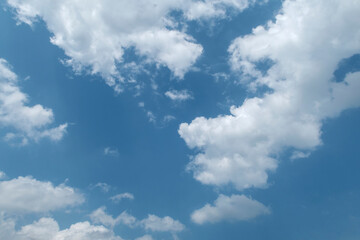 Fototapeta premium Beautiful sunny blue sky background with white clouds