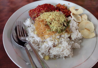 Sambal, rice, crackers, and vermicelli are one of the delicious and filling foods even though only simple