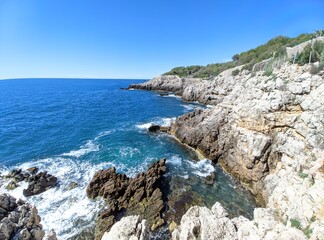 Fototapeta na wymiar Cap d'Antibes, pointe de l'îlette environnement rocheux, mer méditerranée avec vagues côte d'azur france europe été 2020
