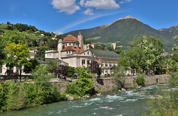 Fototapeta na wymiar Meran, Merano, Südtirol, Alto Adige, Kurpromenade, Kurhaus, Pfarrkirche, Pulverturm, Ifinger, Burggrafenamt, Passer