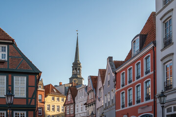 Kirchturm über der Altstadt bei wolkenlosem Himmel