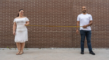 Obraz na płótnie Canvas couple keeping 2 meters distance