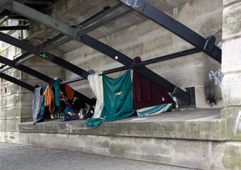 Pauvreté sous un pont de Paris (France). Un misérable  abris fait de couvertures. 