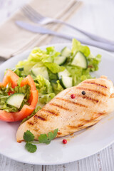 chicken breast with lettuce and tomato