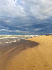 Fototapeta na wymiar Plage de sable blanc à Perpignan, sud ouest de la France avec la mer méditerranée proche de l’Espagne et ses grandes rives ensoleillé par une journée d'été 2020 couché de soleil