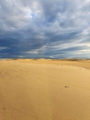 Fototapeta na wymiar Plage de sable blanc à Perpignan, sud ouest de la France avec la mer méditerranée proche de l’Espagne et ses grandes rives ensoleillé par une journée d'été 2020 couché de soleil