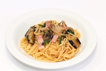 舞茸とナスとホウレン草とベーコンの和風パスタ