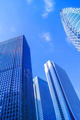 新宿の高層ビル群と青空 © kanzilyou