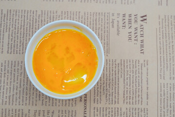 皿に入れられた溶かれた卵のイメージ